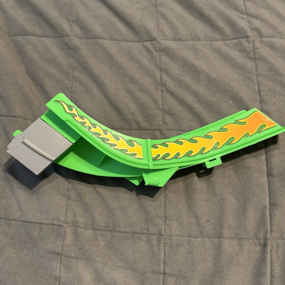 Hot Wheels Action Power Shift Raceway Track Replacement Part Green Ramp Flames